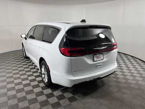 New 2026 Chrysler Pacifica Select image 3