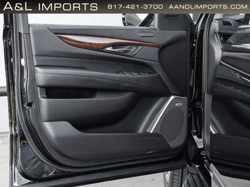 Used 2019 Cadillac Escalade Luxury AWD/4WD image 38