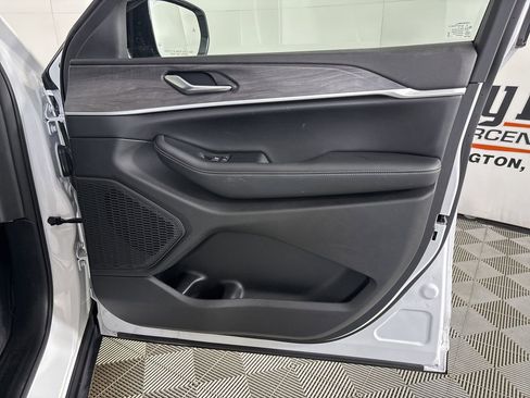 Used 2023 Jeep Grand Cherokee Limited image 27