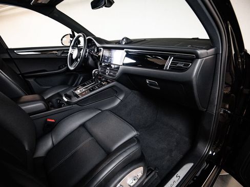 Certified 2023 Porsche Macan S AWD/4WD image 28