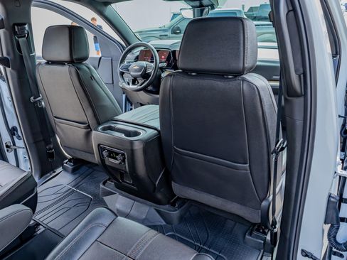 Used 2026 Chevrolet Suburban High Country AWD/4WD image 32