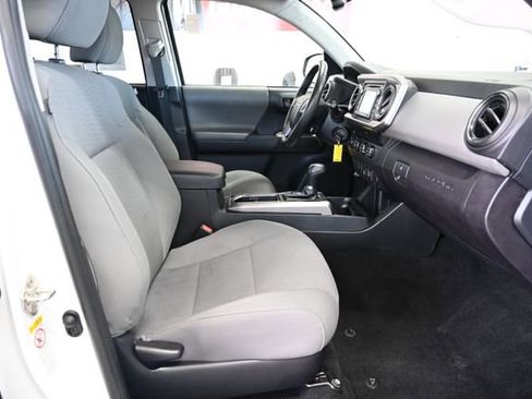 Used 2019 Toyota Tacoma SR5 AWD/4WD image 12