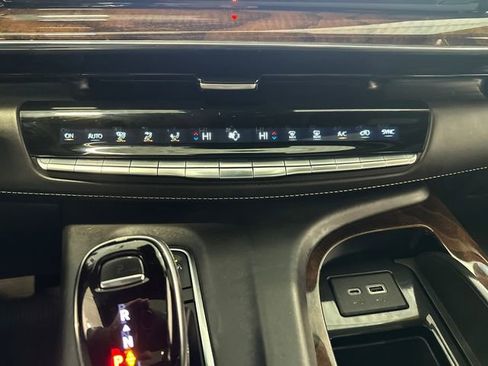 Used 2022 Cadillac Escalade ESV Sport Platinum w/ Heavy-Duty Trailer Package AWD/4WD image 17