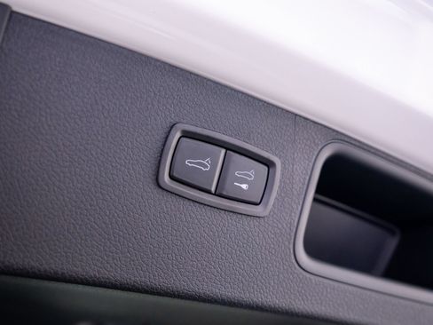 Certified 2026 Porsche Macan AWD/4WD image 34