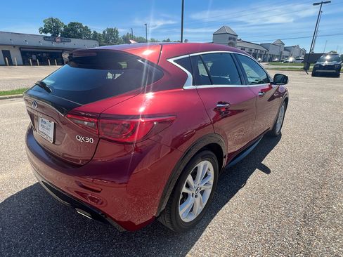 Used 2018 INFINITI QX30 w/ Cargo Package FWD image 8
