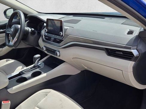 Used 2025 Nissan Altima 2.5 SV FWD image 19