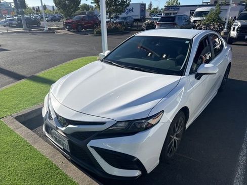 Used 2024 Toyota Camry SE image 4