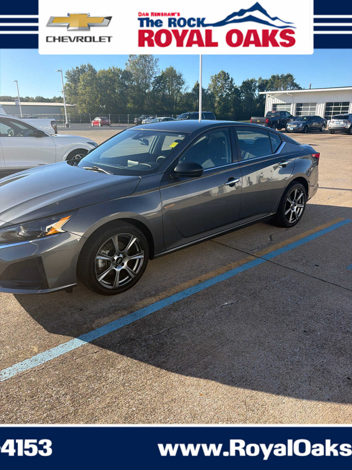 Used 2025 Nissan Altima 2.5 SV FWD image 2