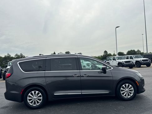 Used 2018 Chrysler Pacifica Touring-L Plus FWD image 2