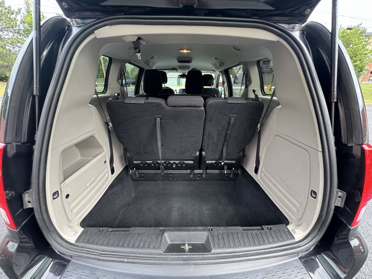 Used 2019 Dodge Grand Caravan SE FWD image 11