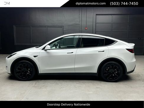 Used 2023 Tesla Model Y Long Range image 3