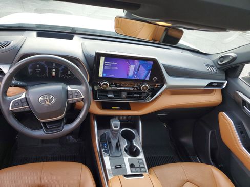 Used 2023 Toyota Highlander Platinum image 10