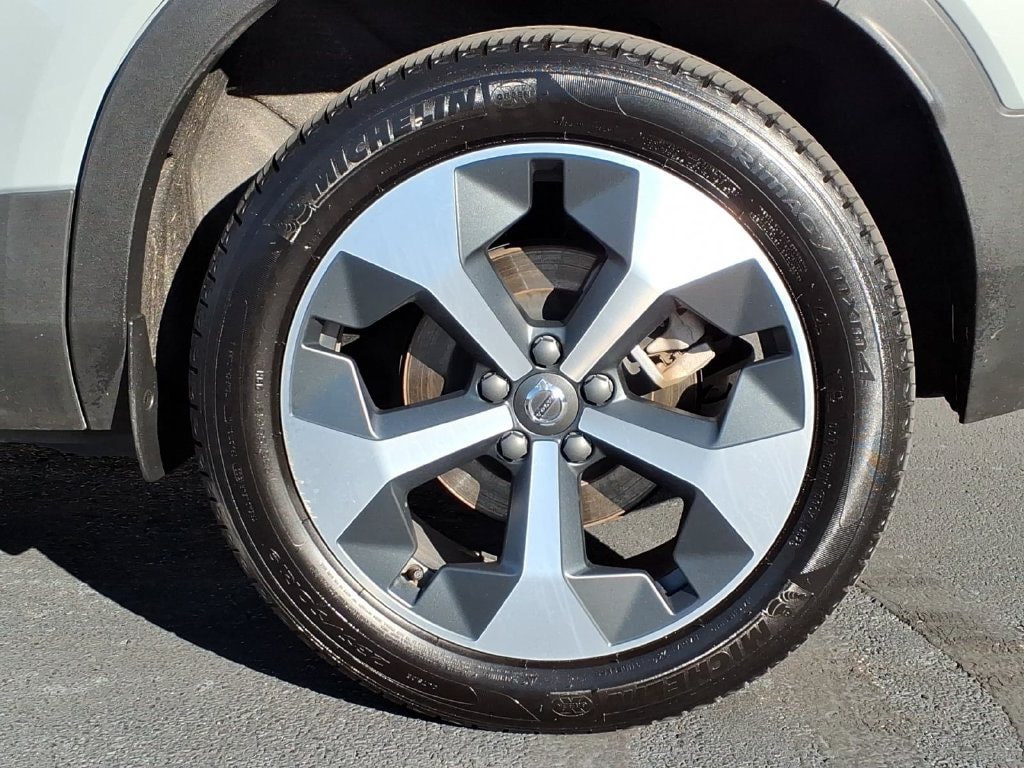 Certified 2024 Volvo XC40 B5 Plus AWD/4WD image 6