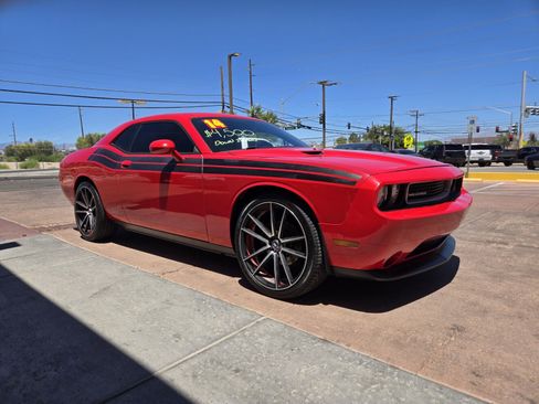 Used 2014 Dodge Challenger SXT RWD image 4