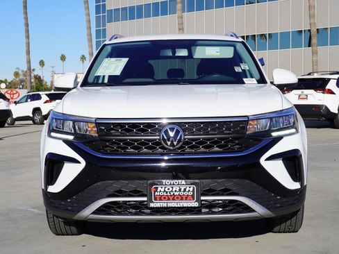 Used 2022 Volkswagen Taos SE image 3