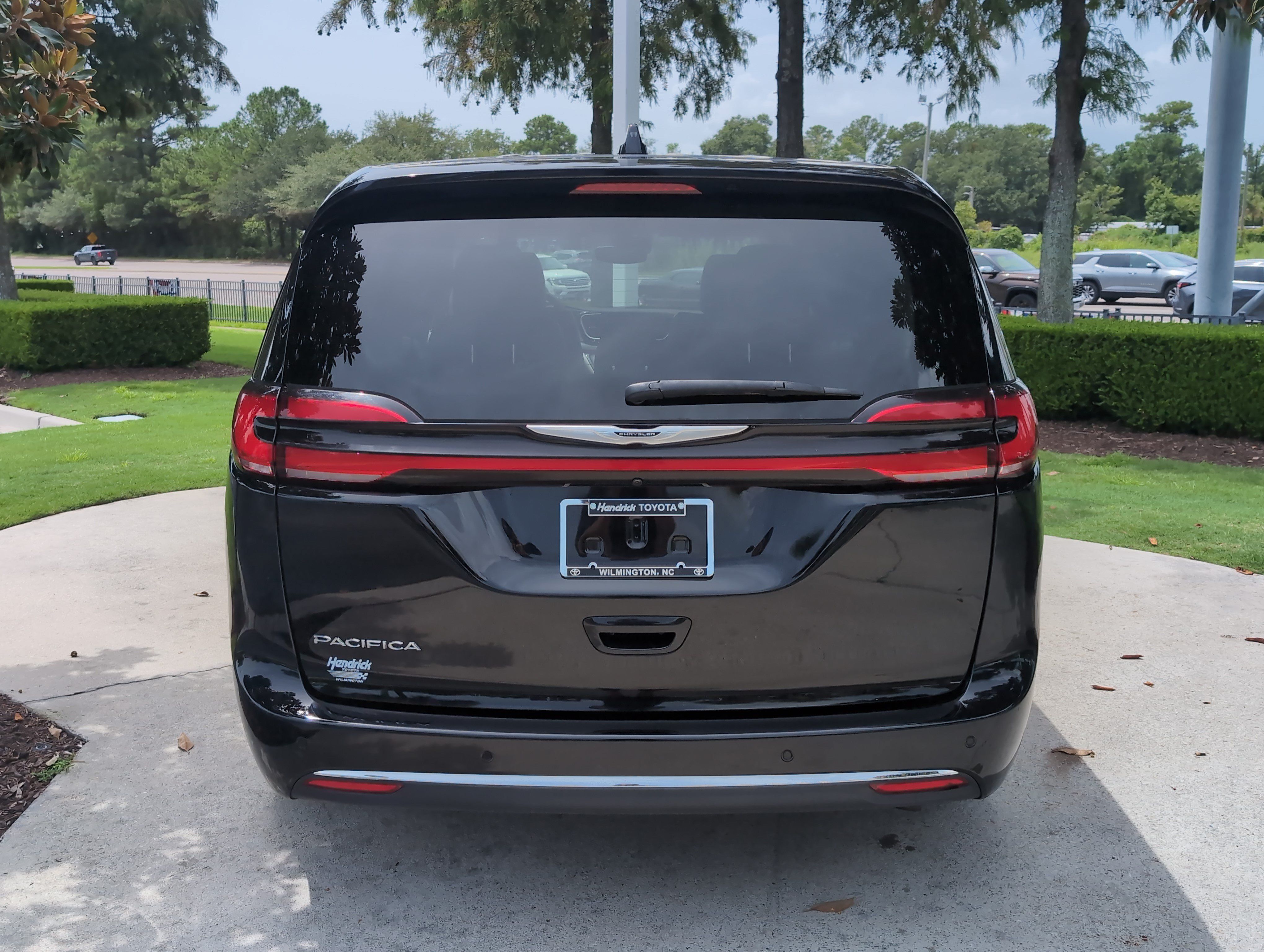 Used 2024 Chrysler Pacifica Touring-L FWD image 9