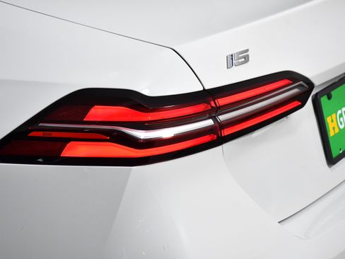 Used 2025 BMW i5 eDrive40i w/ Executive Package image 33