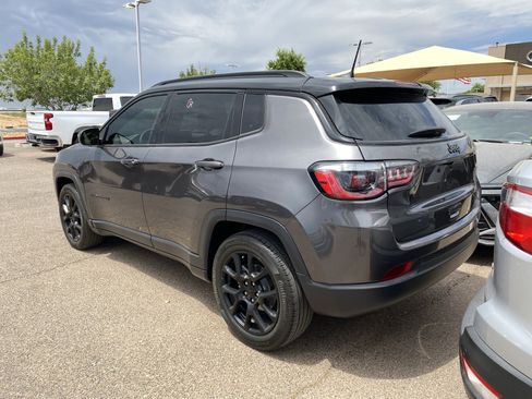 Used 2022 Jeep Compass Latitude FWD image 4
