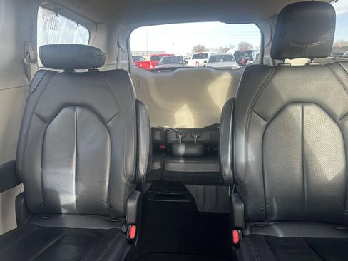 Used 2020 Chrysler Pacifica Touring-L image 28