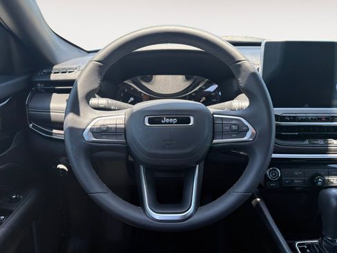Used 2023 Jeep Compass Latitude AWD/4WD image 14