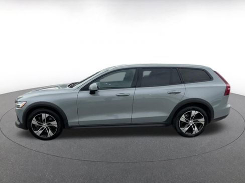 Used 2025 Volvo V60 B5 Cross Country Plus image 9