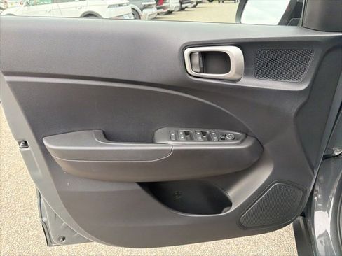 Certified 2025 Hyundai Venue SE image 13