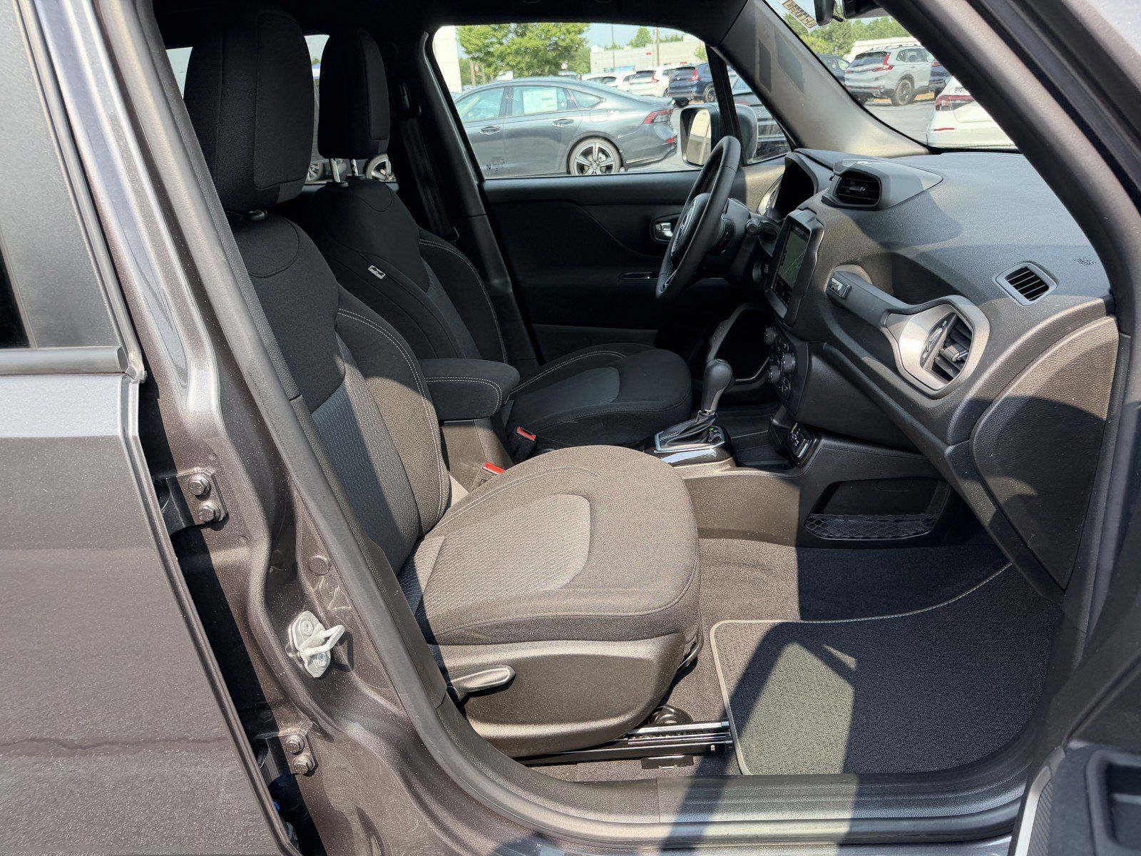 Used 2021 Jeep Renegade Latitude FWD image 13