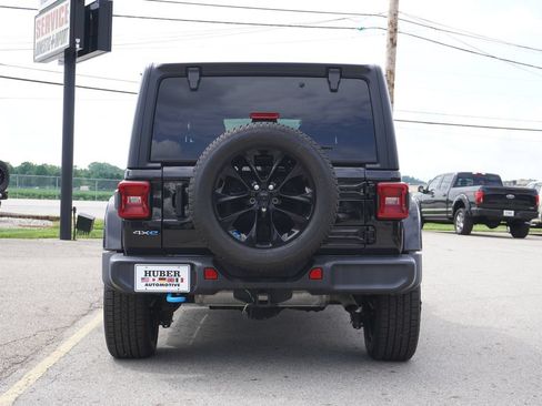 Used 2022 Jeep Wrangler Unlimited Sahara w/ Cold Weather Group AWD/4WD image 6