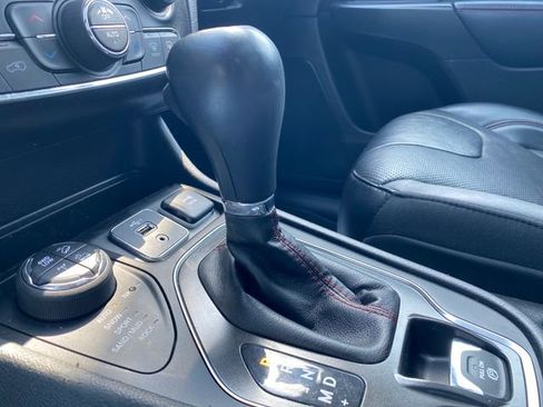 Used 2019 Jeep Cherokee Trailhawk AWD/4WD image 28