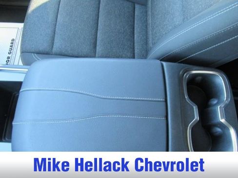 Used 2025 Chevrolet Traverse LT image 30