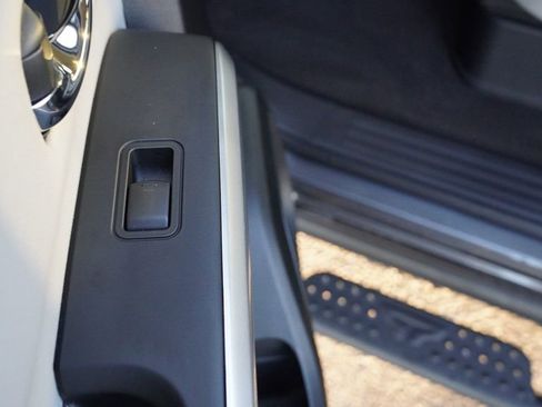 Used 2024 Nissan Titan SV w/ SV Convenience Package image 17