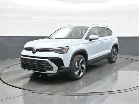 New 2026 Volkswagen Taos SE image 3