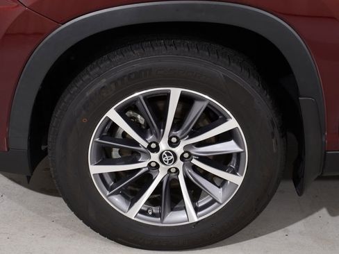 Used 2019 Toyota Highlander XLE AWD/4WD image 26