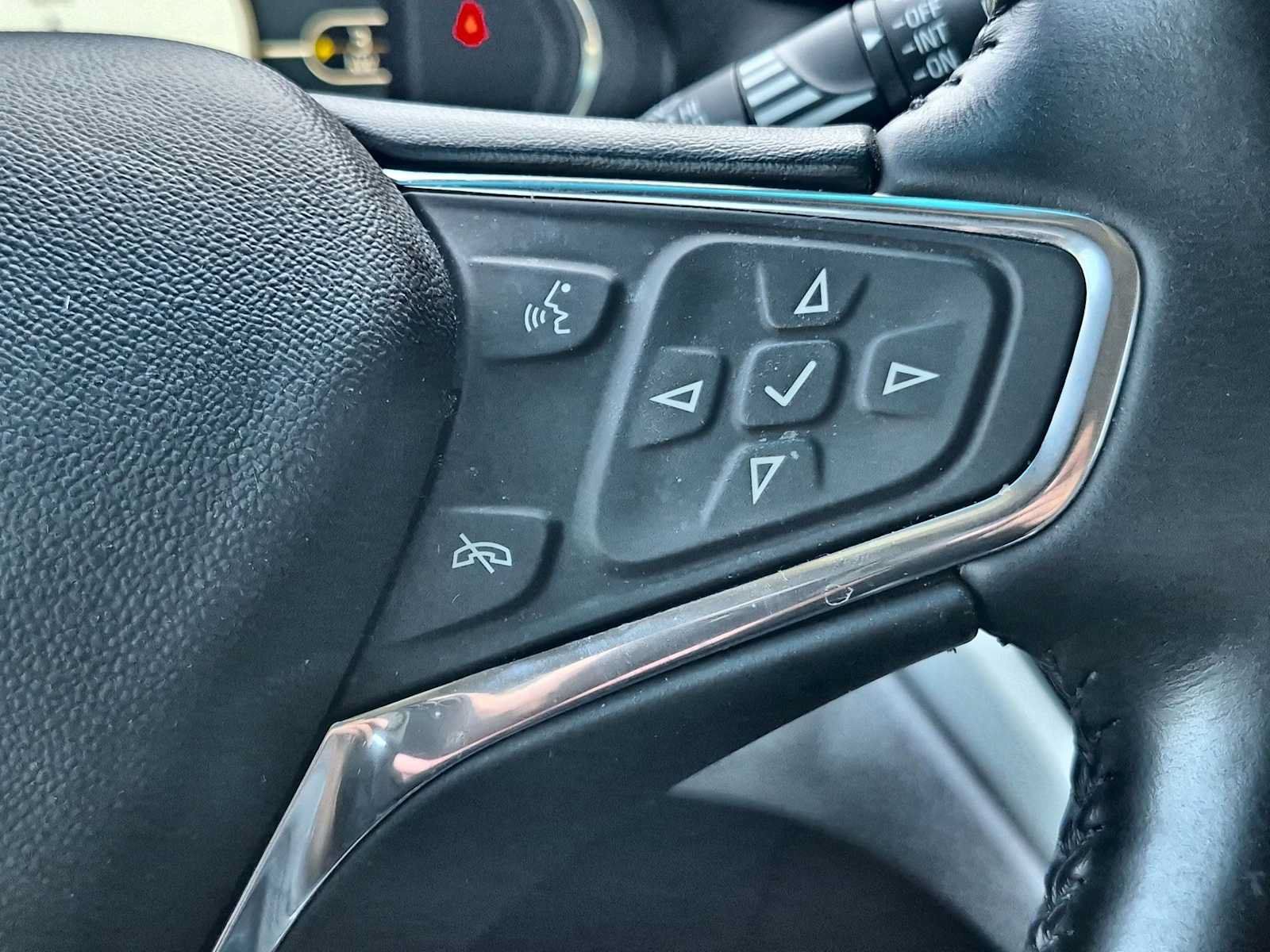 Used 2020 Chevrolet Bolt Premier w/ Infotainment Package FWD image 23