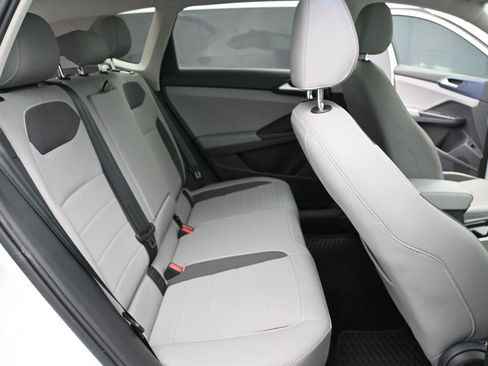 Certified 2022 Volkswagen Taos SE w/ Panoramic Sunroof Package FWD image 17
