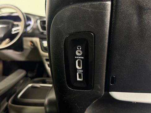Used 2019 Chrysler Pacifica Limited FWD image 32