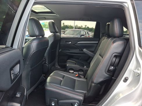 Used 2019 Toyota Highlander SE AWD/4WD image 10
