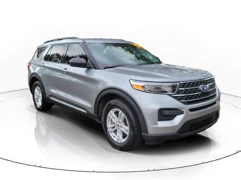 Used 2023 Ford Explorer XLT image 4