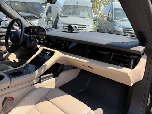 Used 2022 Porsche Taycan 4S image 11