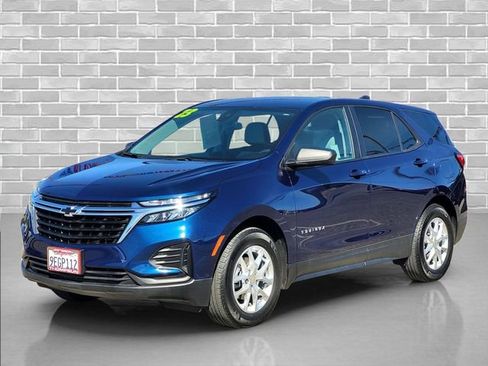 Used 2023 Chevrolet Equinox LS w/ LS Convenience Package FWD image 2