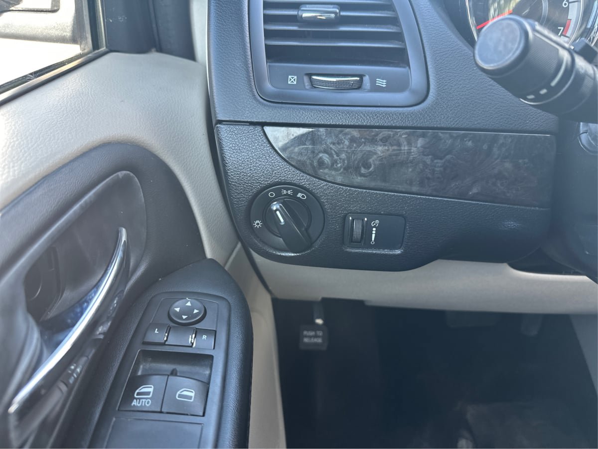 Used 2016 Dodge Grand Caravan American Value Package w/ UConnect Hands-Free Group FWD image 17