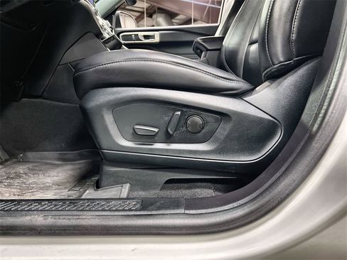 Used 2022 Ford Explorer XLT w/ Equipment Group 202A image 12