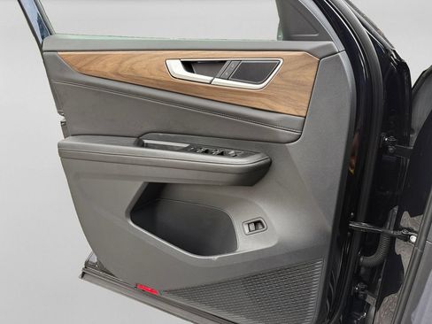 Used 2025 Volkswagen Atlas SE FWD image 24