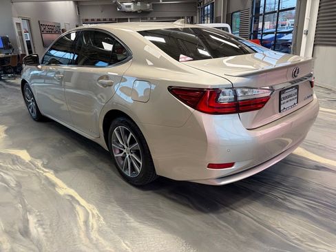 Used 2017 Lexus ES 300h w/ Luxury Package image 36
