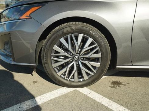 Used 2024 Nissan Altima 2.5 SV image 11