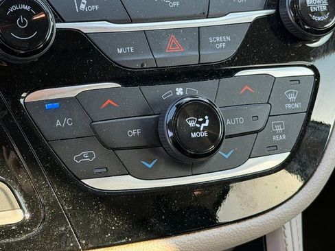 Used 2023 Chrysler Pacifica Limited image 20