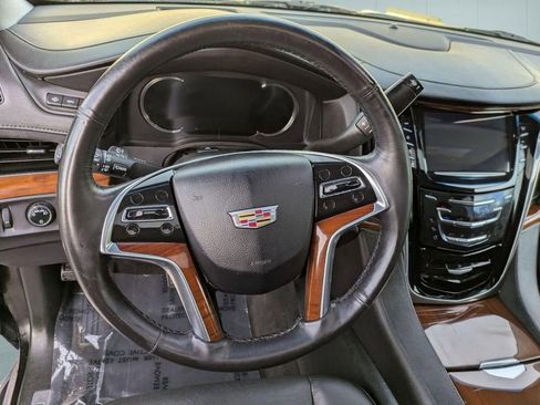 Used 2017 Cadillac Escalade ESV Luxury AWD/4WD image 16