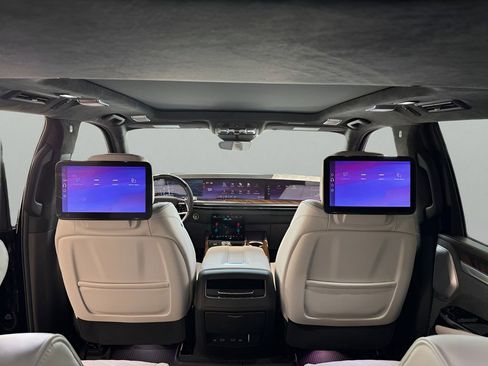 New 2026 Cadillac Escalade ESV Platinum Sport w/ LPO, ONYX Package AWD/4WD image 16