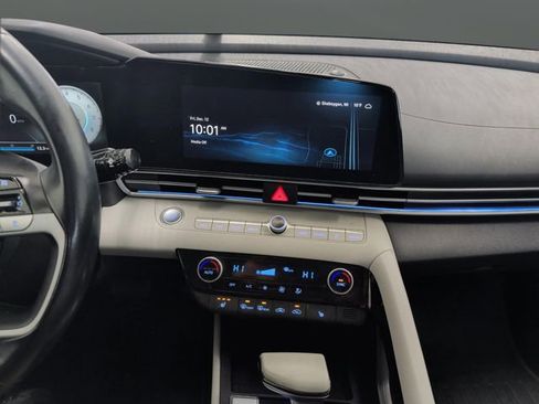 Used 2023 Hyundai Elantra Limited image 9