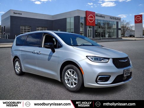 Used 2024 Chrysler Pacifica Touring-L FWD image 1